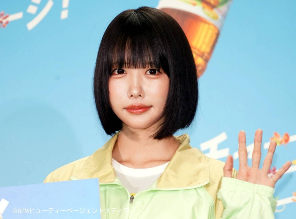 さあちんページ•*¨*•.¸♬︎ 結局そーゆーポーズしか 思いつかないやつ爆笑 2枚目が一発目のプリ