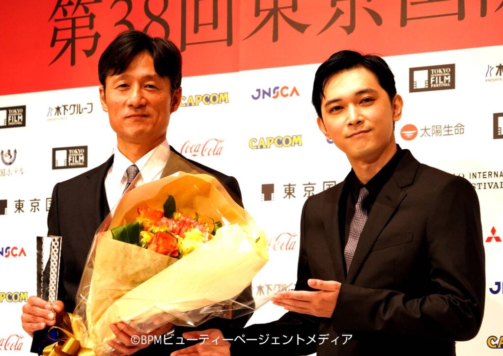 吉沢亮、『国宝』李相日監督をサプライズ祝福！「黒澤明賞」受賞舞台