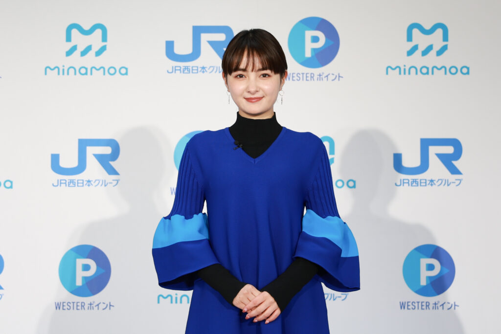 葵わかな 巨大スキャナーで人生初のレジ店員に挑戦! | ビューティー