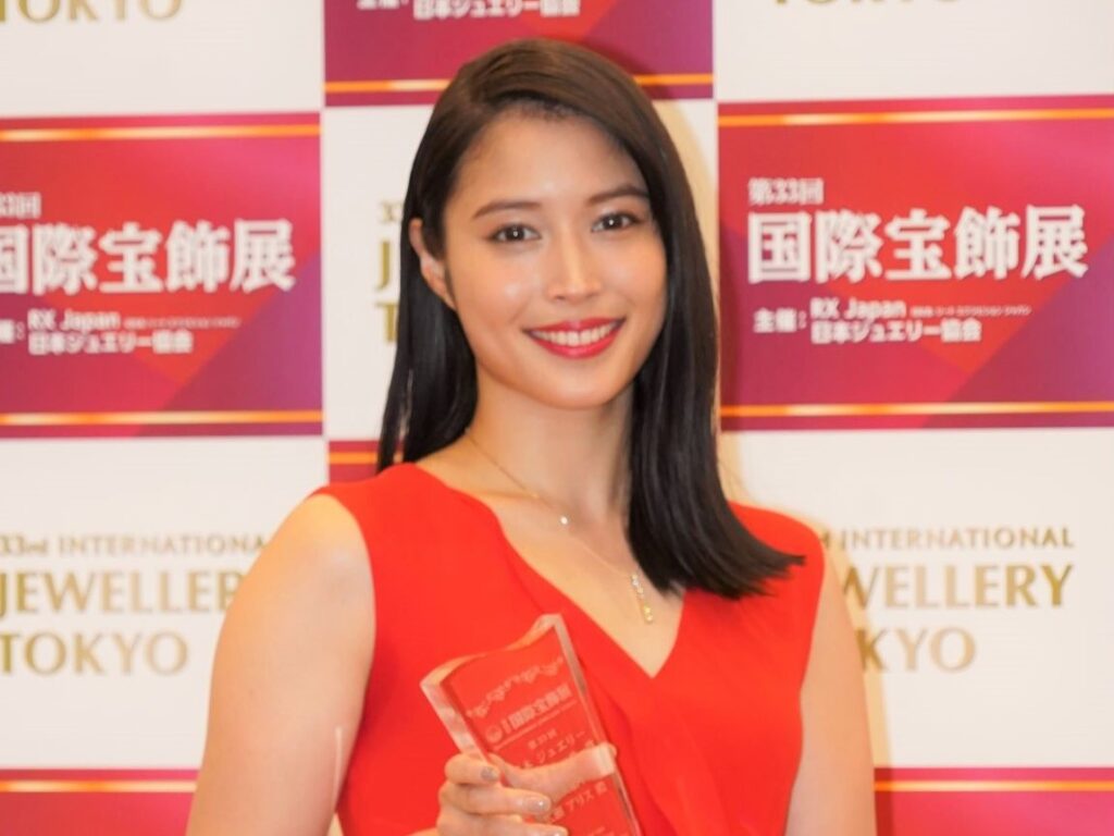 広瀬アリスが日本ジュエリーベストドレッサー賞20代部門に輝く